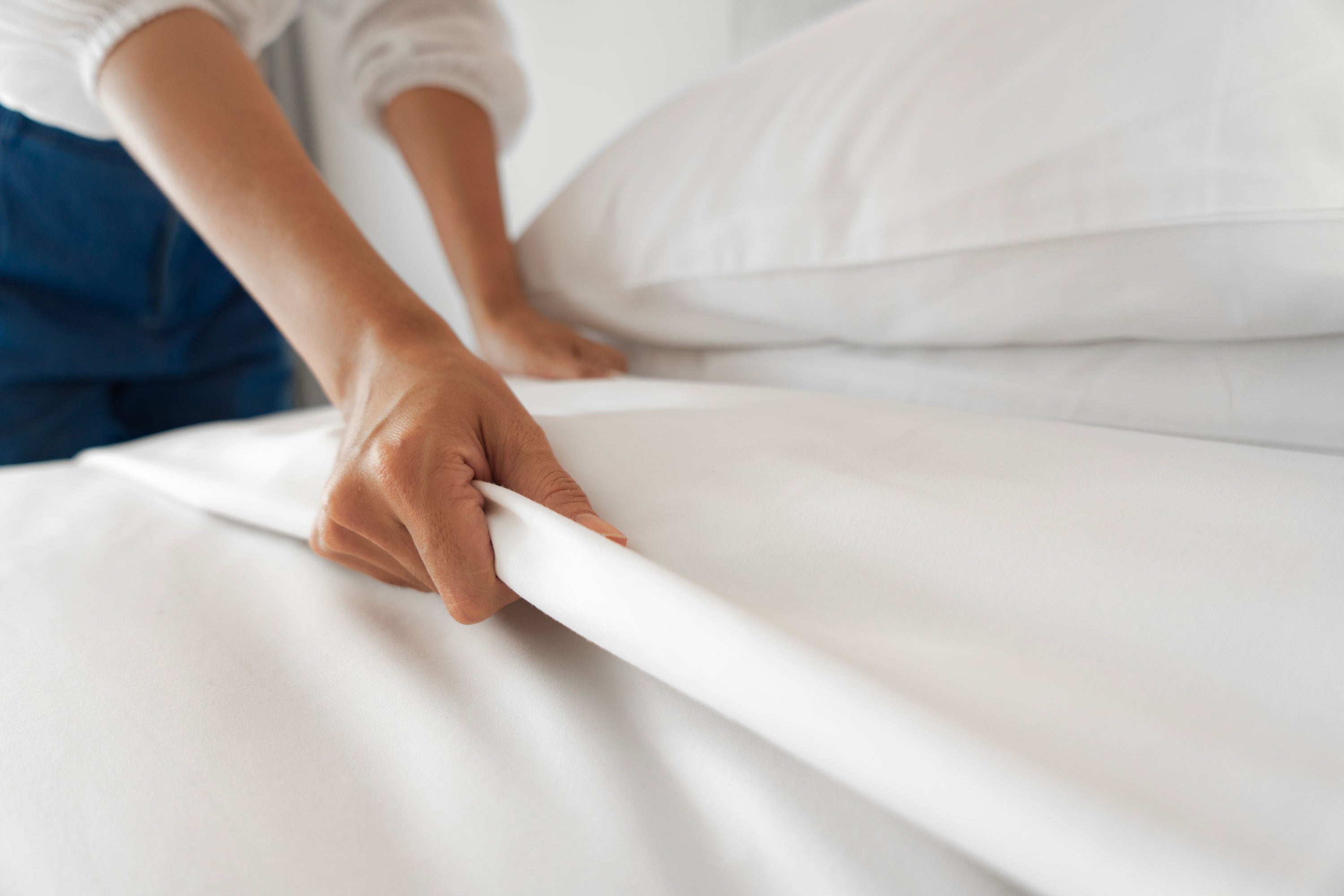 Fitted Sheets vs. Triple Sheeting: What’s Better for Your Hotel?